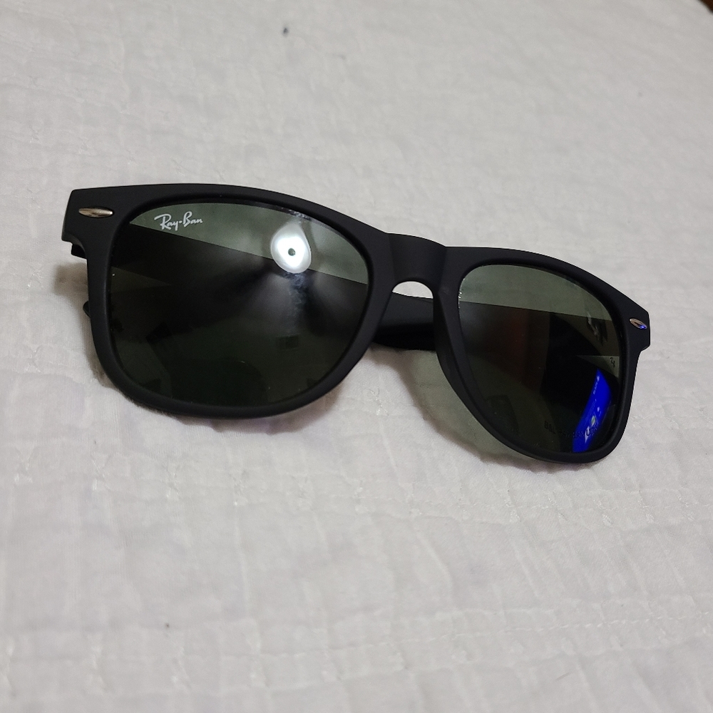 Black Ray-Ban Sunglasses